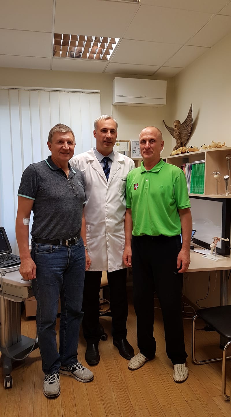 Olimpiniai ir pasaulio daugkartiniai krepšinio čempionai (kairėje) Vitoldas Masalskis, Algirdas Lingė (dešinėje) ir gyd. V. Jermolajevas (Ortogida archv.) Olimpiniai ir pasaulio daugkartiniai krepsinio čempionai Vitoldas Masalskis (kairėje), Algirdas Lingė (dešinėje) ir gyd. V. Jermolajevas (Ortogida archv.)