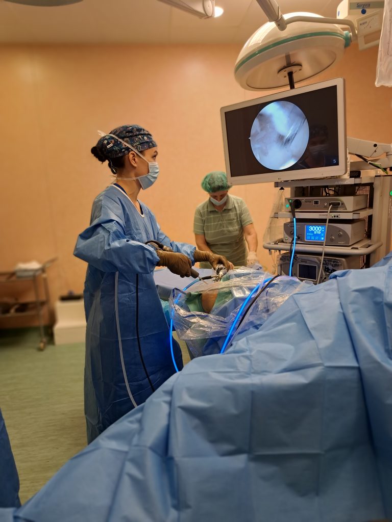 Ortopedė-traumatologė A. Vilkytė atlieka pirmąją Lietuvoje ortobiologinę operaciją Naturalus osteoartrito gydymas